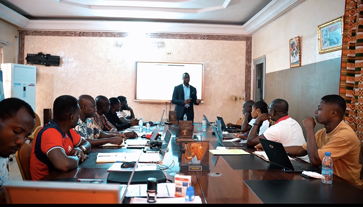 Session de formation ABEDI TECH avec une équipe de direction réunie autour de la table